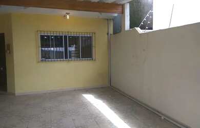 Imagem: A casa possui 2 Dormitórios, 1 Banheiro, 2 Vagas na garagem