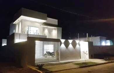 Imagem: A casa possui 3 Dormitórios e 2 Banheiros e está localizado