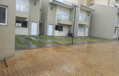 Imagem: A casa em condomínio possui 3 Dormitórios, 2 Banheiros, 2