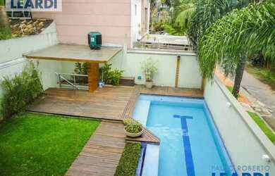 Imagem: A casa possui 4 Dormitórios, 5 Banheiros, 4 Vagas na garagem