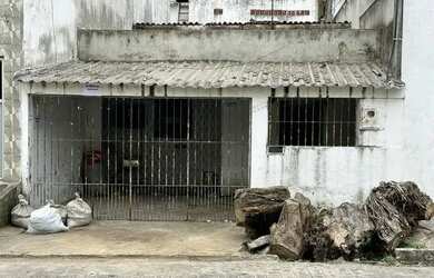 Imagem: A casa possui 3 Dormitórios, 1 Banheiro, 1 Vaga na garagem