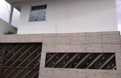 Imagem: A casa possui 3 Dormitórios, 2 Banheiros, 1 Vaga na garagem