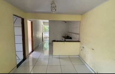 Imagem: A casa possui 2 Dormitórios, 2 Banheiros, 1 Vaga na garagem