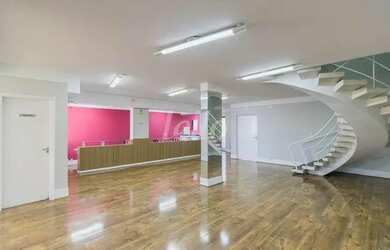 Imagem: A casa possui 5 Banheiros, 5 Vagas na garagem, 750m² de Área