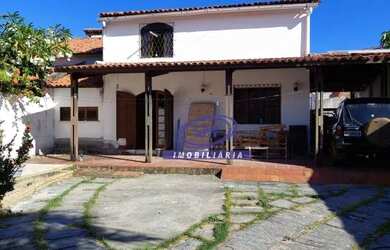 Imagem: A casa possui 3 Dormitórios, 3 Banheiros, 4 Vagas na garagem