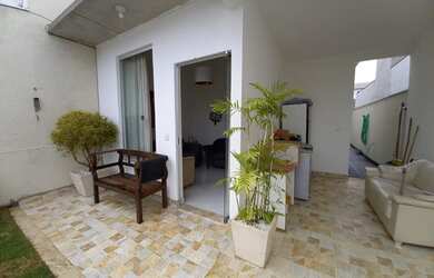 Imagem: A casa possui 3 Dormitórios, 2 Banheiros, 2 Vagas na garagem