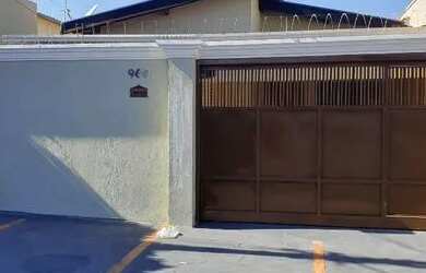 Imagem: A casa possui 2 Dormitórios, 1 Banheiro, 2 Vagas na garagem