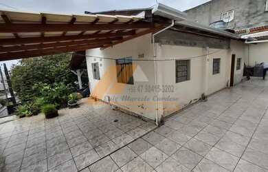 Imagem: A casa possui 2 Dormitórios, 1 Banheiro, 2 Vagas na garagem