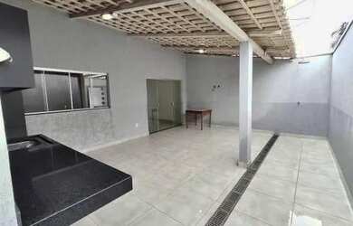 Imagem: A casa possui 3 Dormitórios, 2 Banheiros, 2 Vagas na garagem