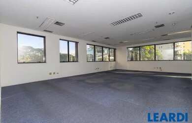 Imagem: O depósito possui 5 Vagas na garagem e 280m² de Área e está