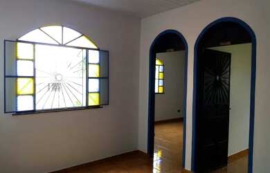 Imagem: A casa possui 2 Dormitórios, 1 Banheiro e está localizado