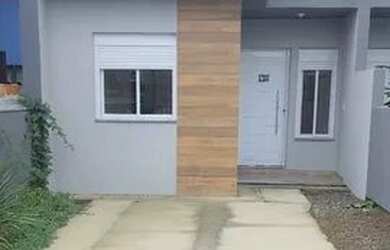 Imagem: A casa possui 2 Dormitórios, 1 Banheiro, 2 Vagas na garagem