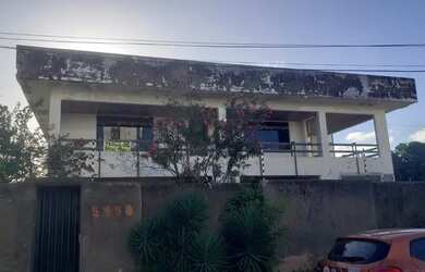 Imagem: A casa possui 4 Dormitórios, 2 Banheiros, 4 Vagas na garagem