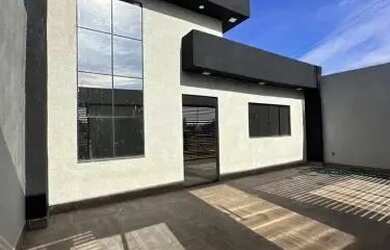 Imagem: A casa possui 3 Dormitórios, 2 Banheiros, 2 Vagas na garagem