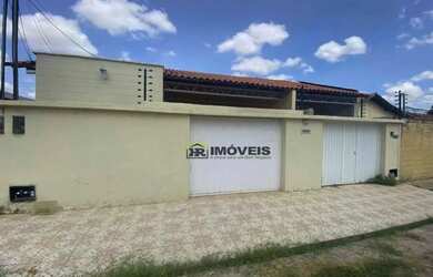 Imagem: A casa possui 3 Dormitórios, 3 Banheiros, 370m² de Área e