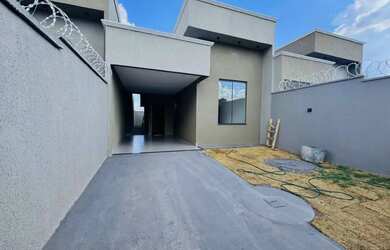 Imagem: A casa possui 3 Dormitórios, 2 Banheiros, 2 Vagas na garagem