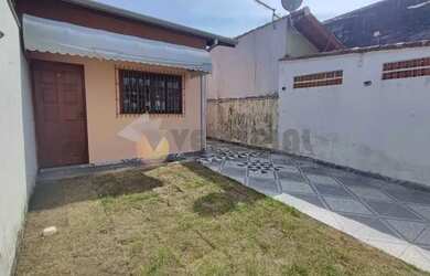 Imagem: A casa possui 2 Dormitórios, 1 Banheiro, 2 Vagas na garagem