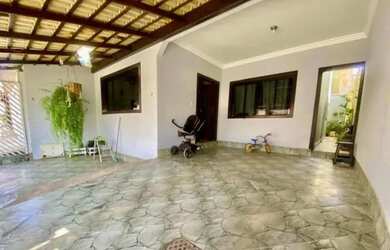 Imagem: A casa possui 2 Dormitórios, 2 Banheiros, 2 Vagas na garagem