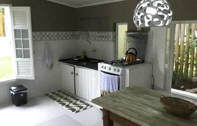 Imagem: A casa possui 1 Dormitório, 1 Banheiro, 1 Vaga na garagem