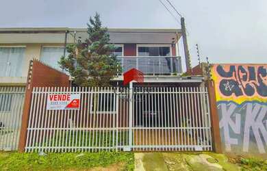 Imagem: A casa possui 3 Dormitórios, 3 Banheiros, 2 Vagas na garagem