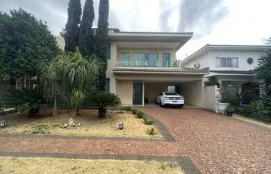 Imagem: A casa possui 4 Dormitórios, 3 Banheiros, 4 Vagas na garagem