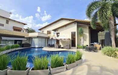 Imagem: A casa possui 4 Dormitórios, 5 Banheiros, 4 Vagas na garagem