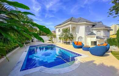 Imagem: A casa em condomínio possui 4 Dormitórios, 5 Banheiros, 4