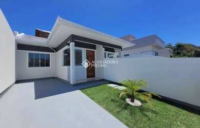 Imagem: A casa possui 2 Dormitórios, 1 Banheiro, 2 Vagas na garagem