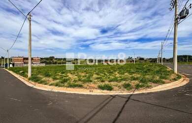 Imagem: O terreno possui 242m² de Área e está localizado em Eparque