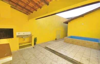 Imagem: A casa possui 3 Dormitórios, 1 Banheiro, 2 Vagas na garagem