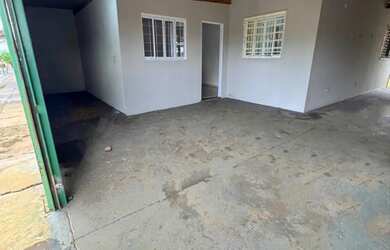Imagem: A casa possui 2 Dormitórios, 1 Banheiro, 2 Vagas na garagem