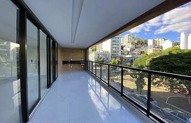 Imagem: O apartamento possui 4 Dormitórios, 5 Banheiros, 4 Vagas na