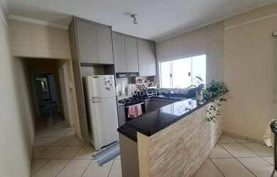 Imagem: A casa possui 2 Dormitórios, 1 Banheiro, 2 Vagas na garagem