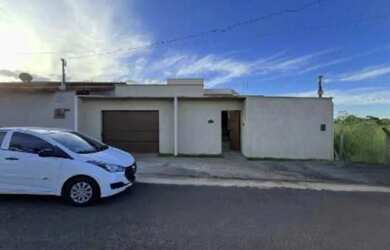 Imagem: A casa possui 3 Dormitórios, 2 Banheiros, 1 Vaga na garagem