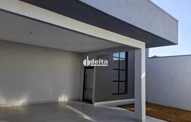 Imagem: A casa possui 3 Dormitórios, 2 Banheiros, 2 Vagas na garagem