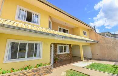 Imagem: A casa possui 4 Dormitórios, 2 Banheiros, 3 Vagas na garagem