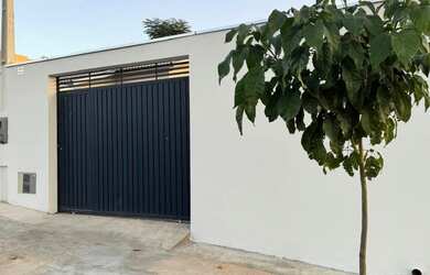 Imagem: A casa possui 2 Dormitórios, 2 Banheiros, 3 Vagas na garagem