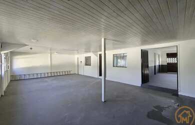 Imagem: A casa possui 2 Dormitórios, 1 Banheiro, 1 Vaga na garagem