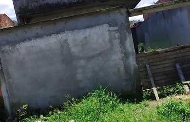 Imagem: A casa possui 2 Dormitórios, 1 Banheiro, 2 Vagas na garagem