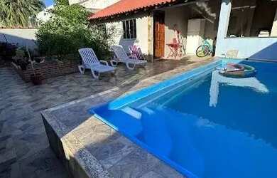 Imagem: A casa possui 4 Dormitórios, 2 Banheiros, 3 Vagas na garagem