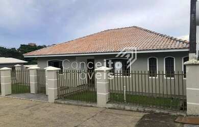 Imagem: A casa possui 4 Dormitórios, 2 Banheiros, 2 Vagas na garagem