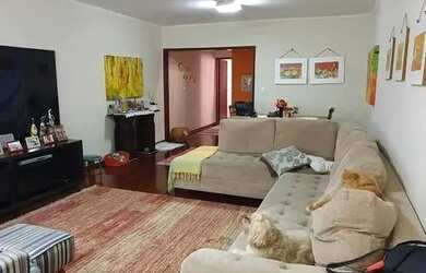 Imagem: A casa possui 3 Dormitórios, 3 Banheiros, 4 Vagas na garagem