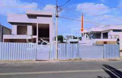 Imagem: O terreno possui 250m² de Área e está localizado em Parque