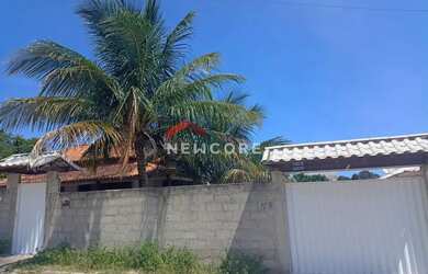 Imagem: A casa possui 3 Dormitórios, 1 Banheiro, 2 Vagas na garagem