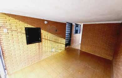 Imagem: A casa possui 2 Dormitórios, 1 Banheiro, 1 Vaga na garagem