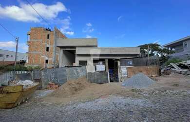 Imagem: A casa possui 4 Dormitórios, 5 Banheiros, 2 Vagas na garagem