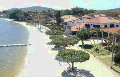 Imagem: A casa possui 4 Dormitórios e 4 Vagas na garagem e está localizado