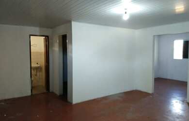 Imagem: A casa possui 2 Dormitórios e 1 Banheiro e está localizado