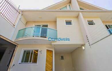 Imagem: A casa possui 4 Dormitórios, 3 Banheiros, 2 Vagas na garagem