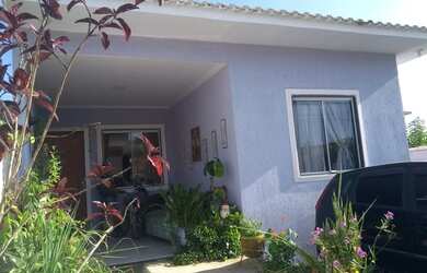 Imagem: A casa possui 3 Dormitórios, 3 Banheiros, 4 Vagas na garagem